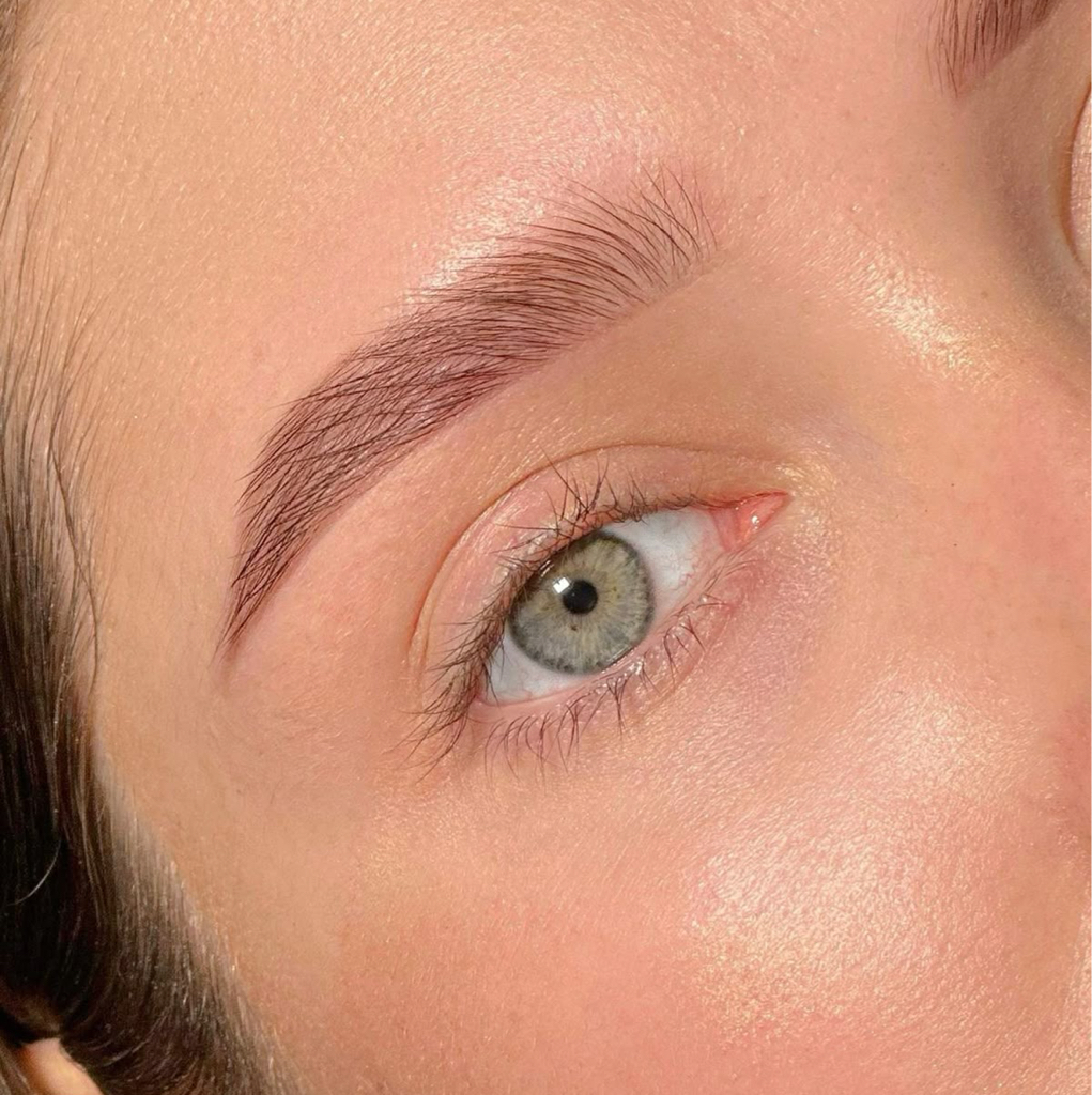 Коррекция бровей с окрашиванием