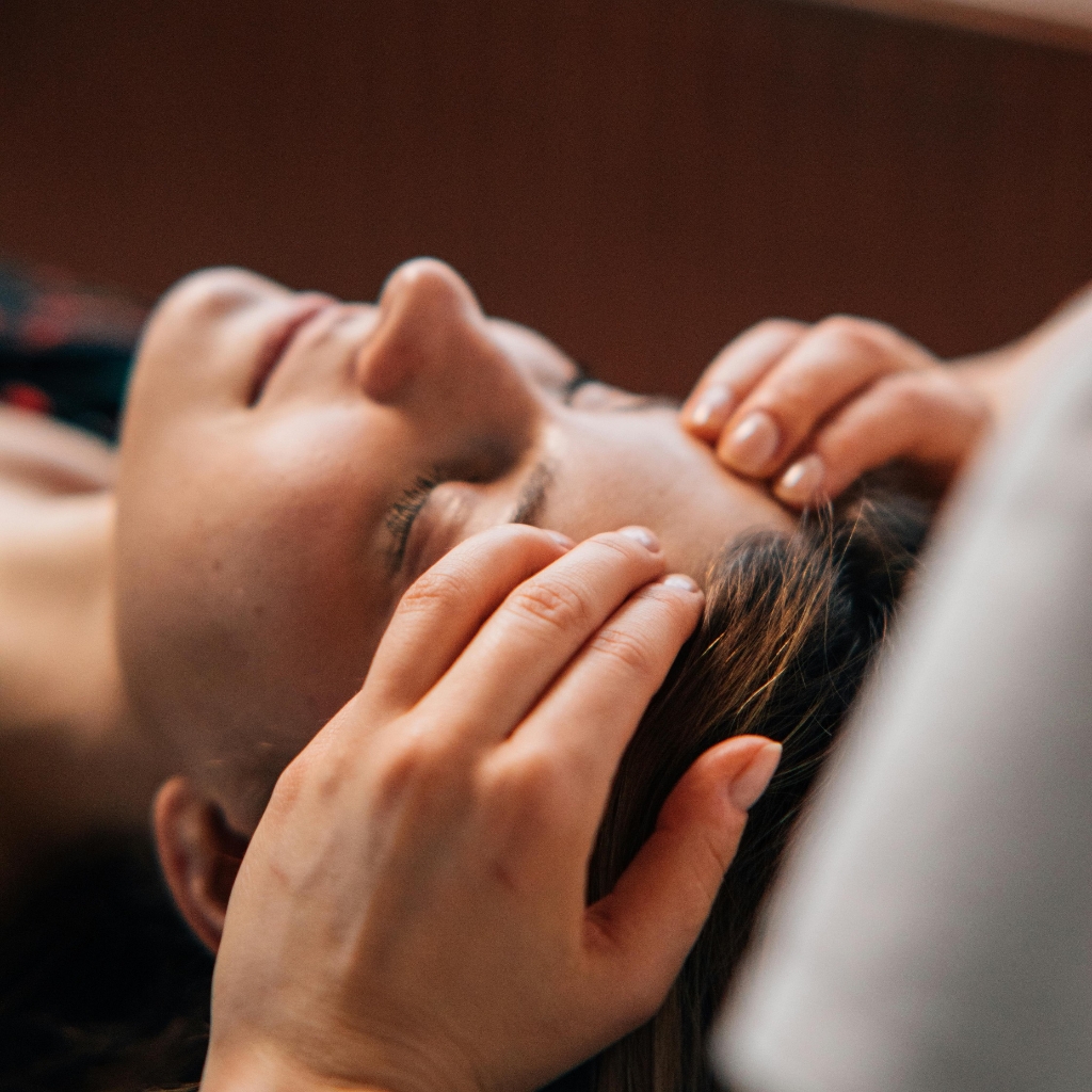 Массаж релакс лица для женщин (входит: декольте, голова)