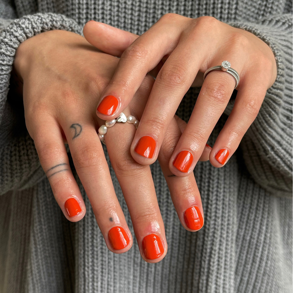 Маникюр с покрытием лаком, сохнущем на воздухе