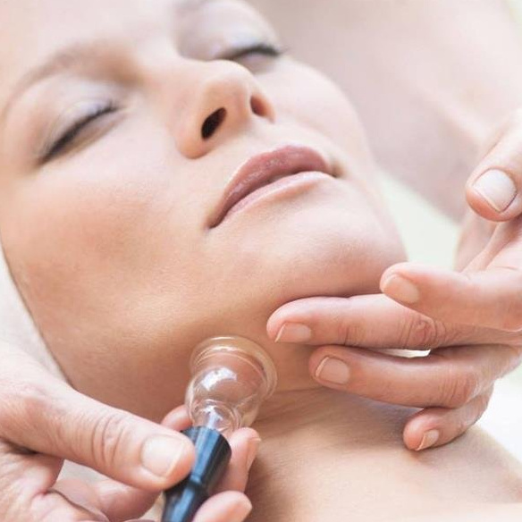 Вакуумный аппаратный массаж лица