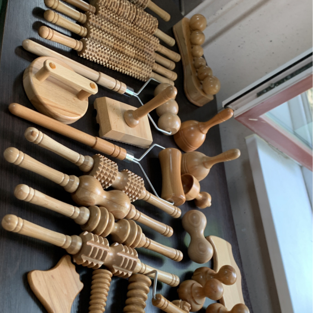 Корректирующий массаж с элементами мадейротерапии (массаж деревяннымими роулами)