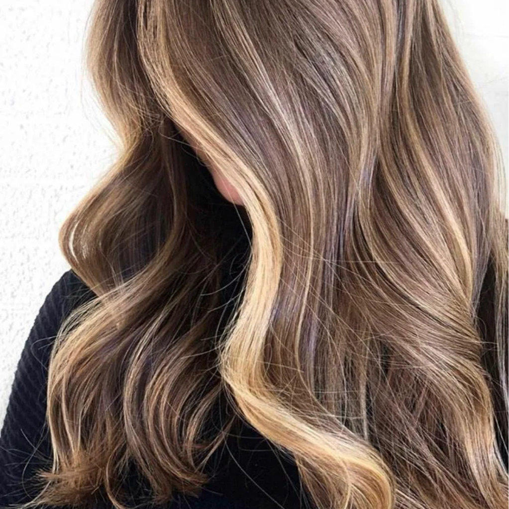 ✨ Контуринг волос** — это продвинутая техника окрашивания, которая создает эффект *естественных теней и объема* за счет плавных переходов оттенков.