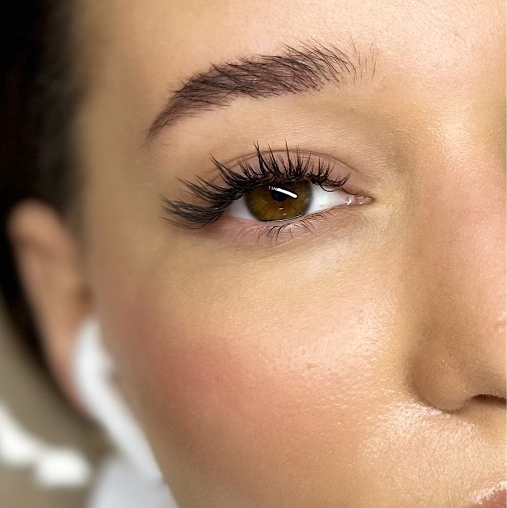 Акция на Наращивание ресниц 2д у топ мастера на первое посещение