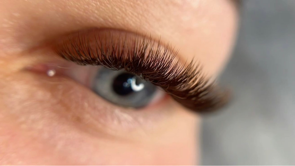 Акция на первое посещение на классическое наращивние ресниц у топ мастера