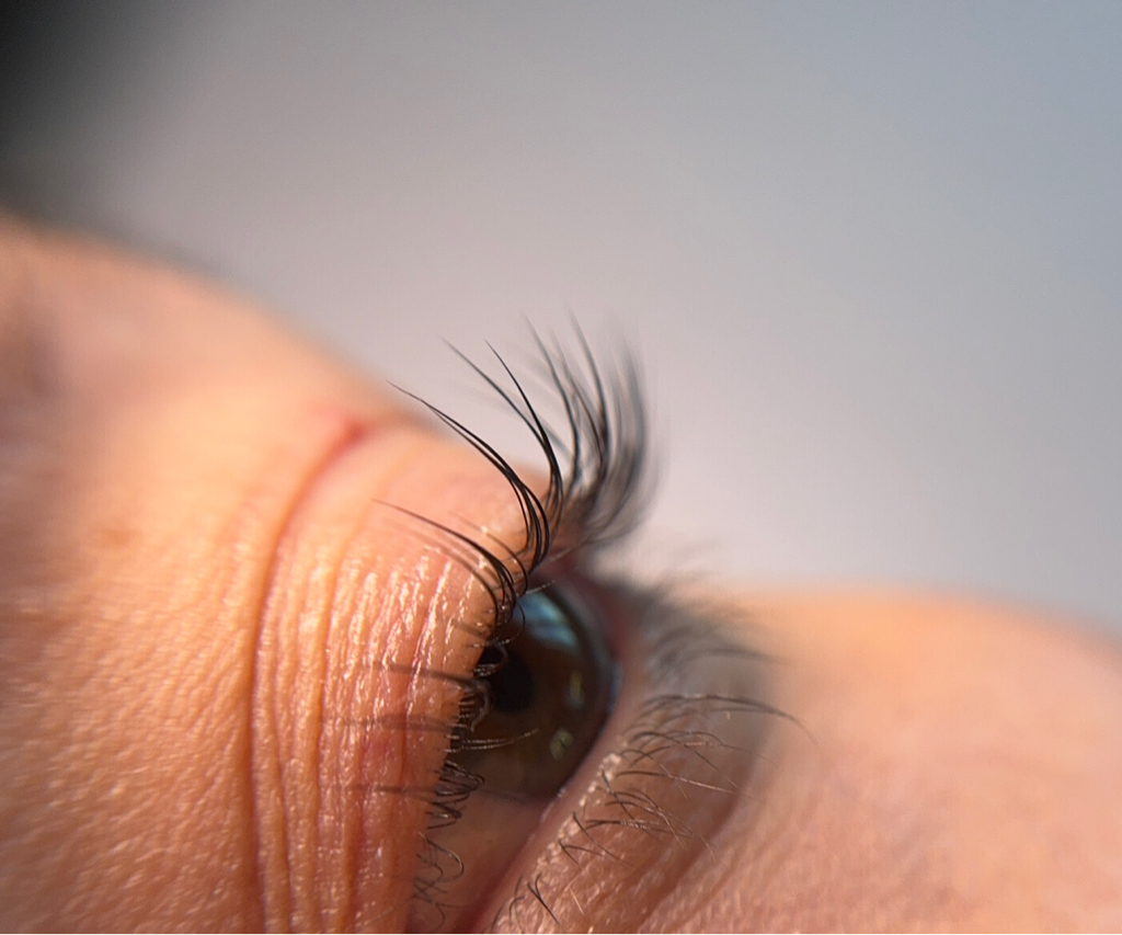 КОМПЛЕКС  Ламинирование ресниц + Окрашивание и коррекция бровей