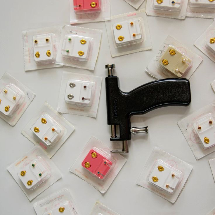 Прокол ушей пистолетом