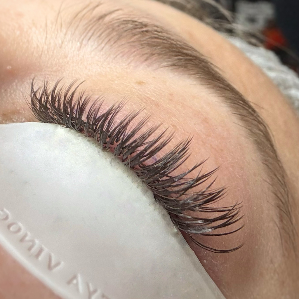 Наращивание ресниц классика