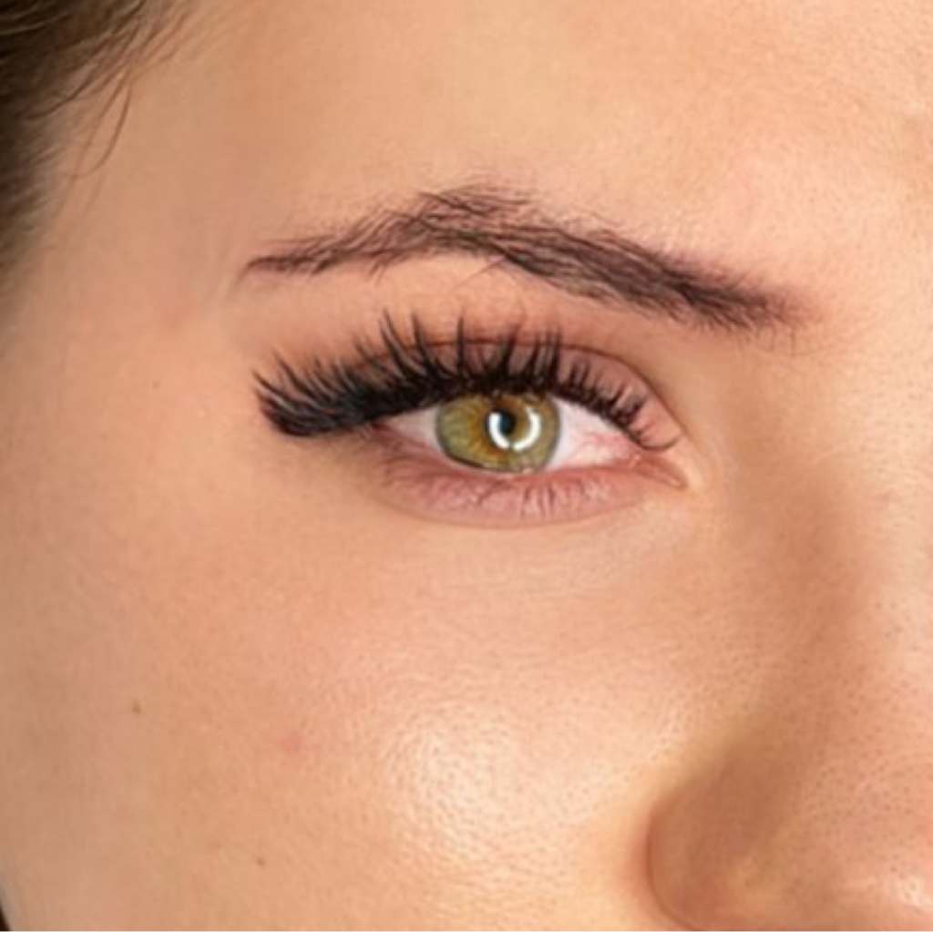 Наращивание ресниц 2D объема