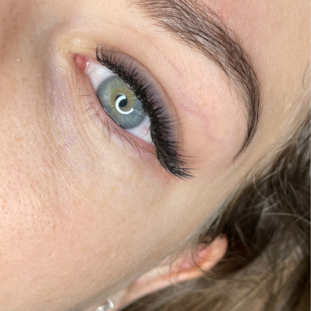 Наращивание ресниц 3D объема