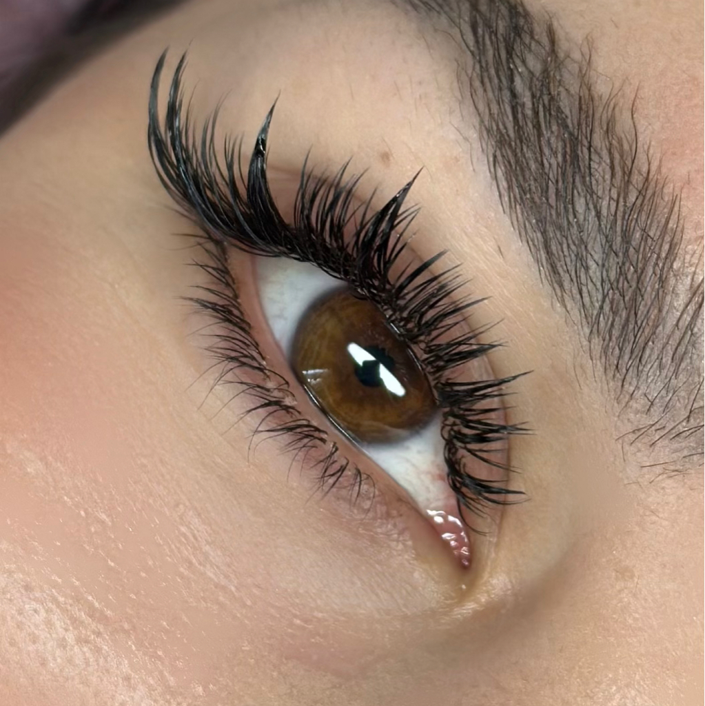 Наращивание нижних ресниц