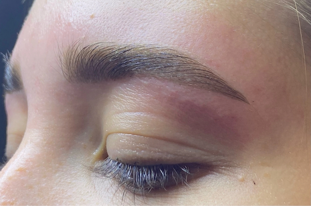 Коррекция бровей + окрашивание.