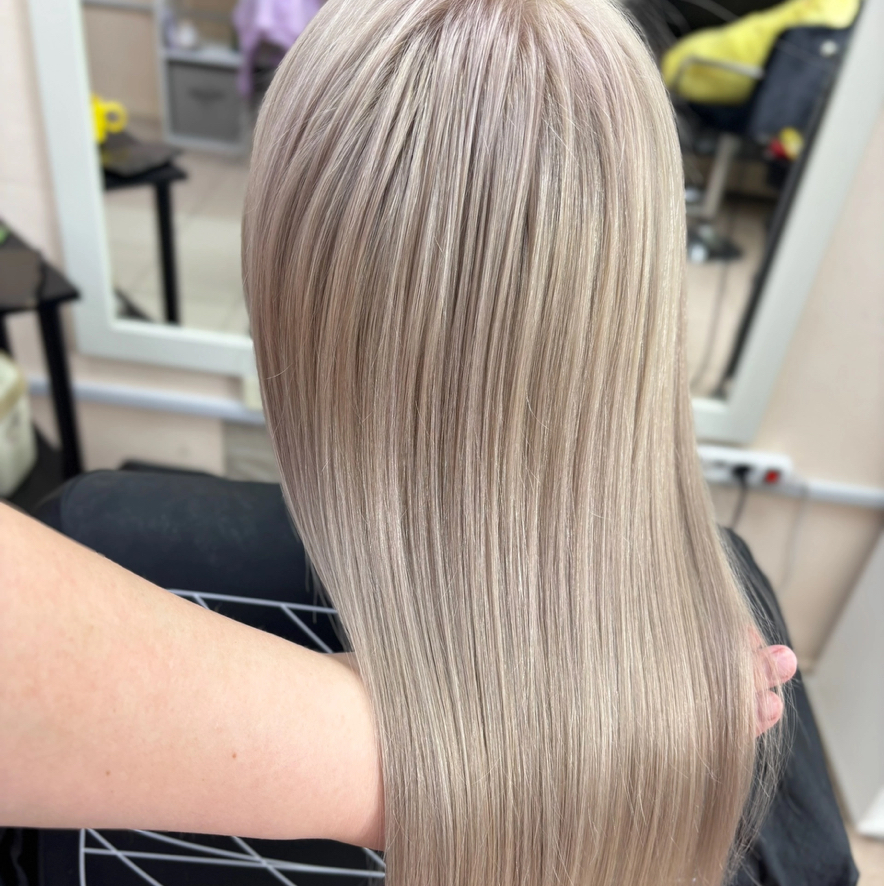 Осветление Корней и тонирование выше лопаток