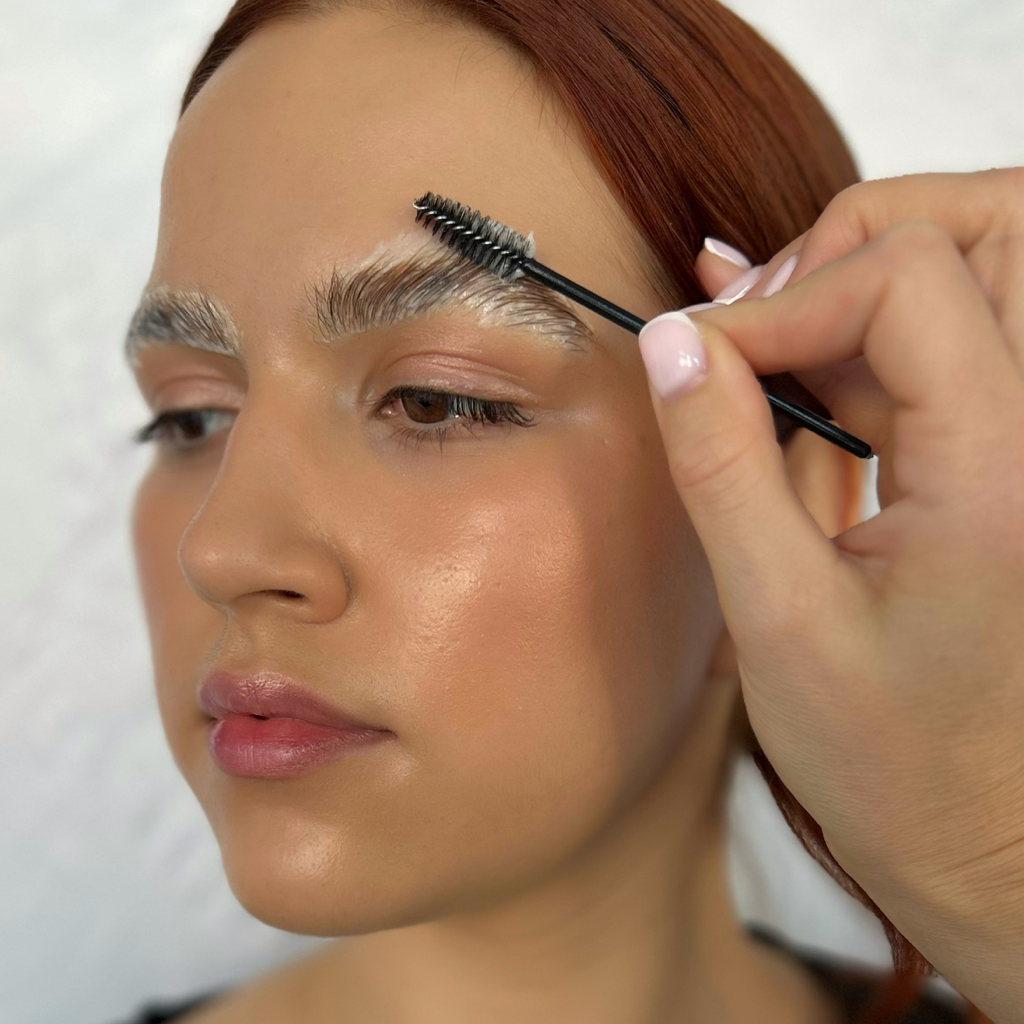 Осветление бровей