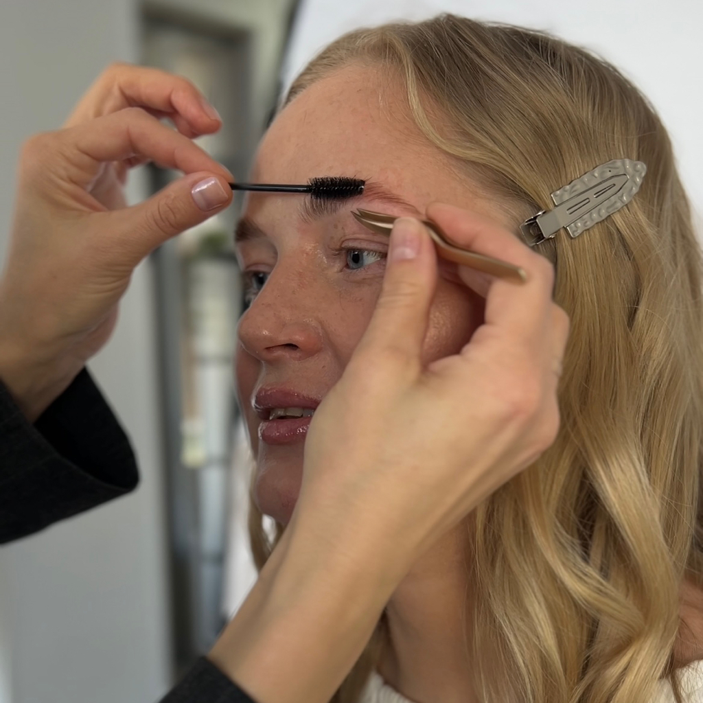 Коррекция / прореживание  без окрашивания [воск/пинцет]