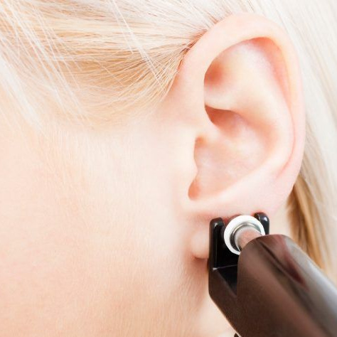 Прокол мочки уха с серьгой