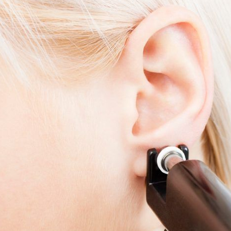 Прокол двух мочек с серьгой