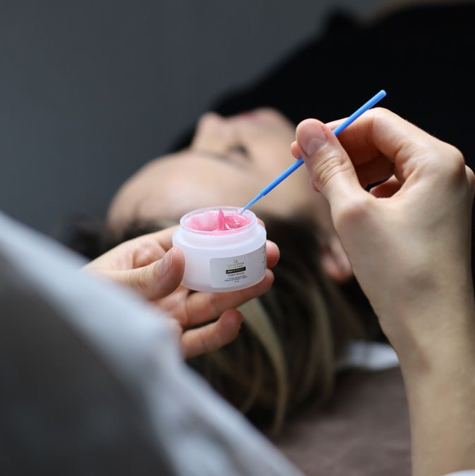 Снятие наращенных ресниц