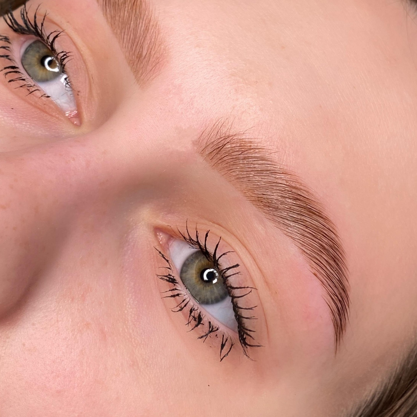 Коррекция и окрашивание бровей