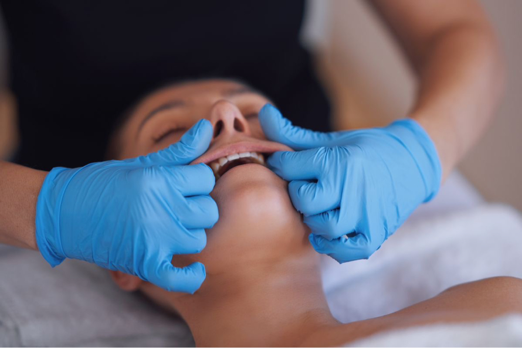 Скульптурно-буккальный массаж лица