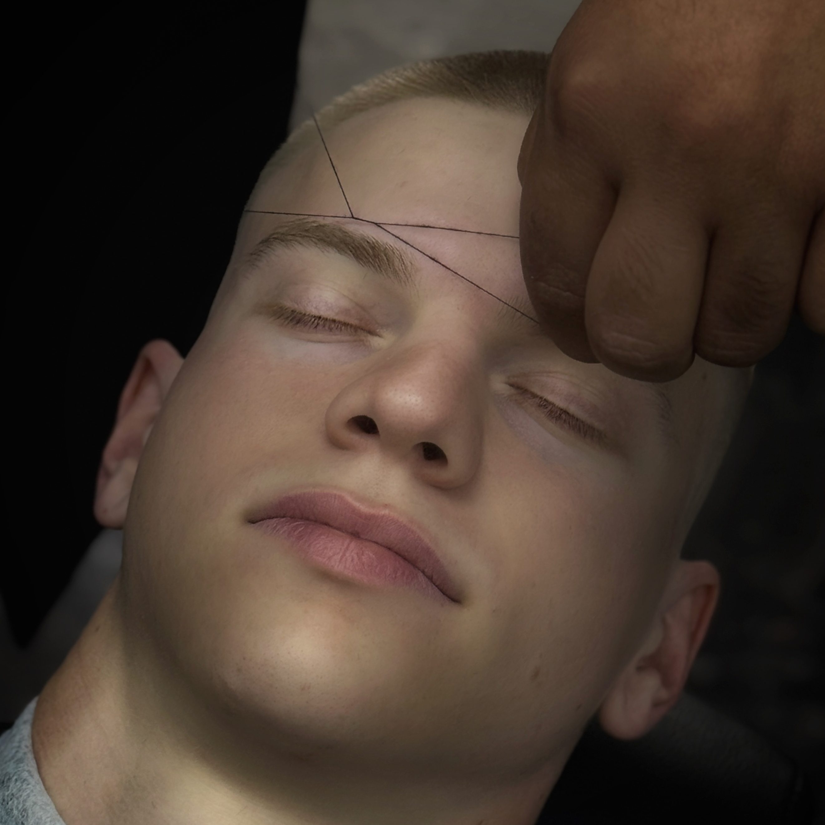 Коррекция бровей