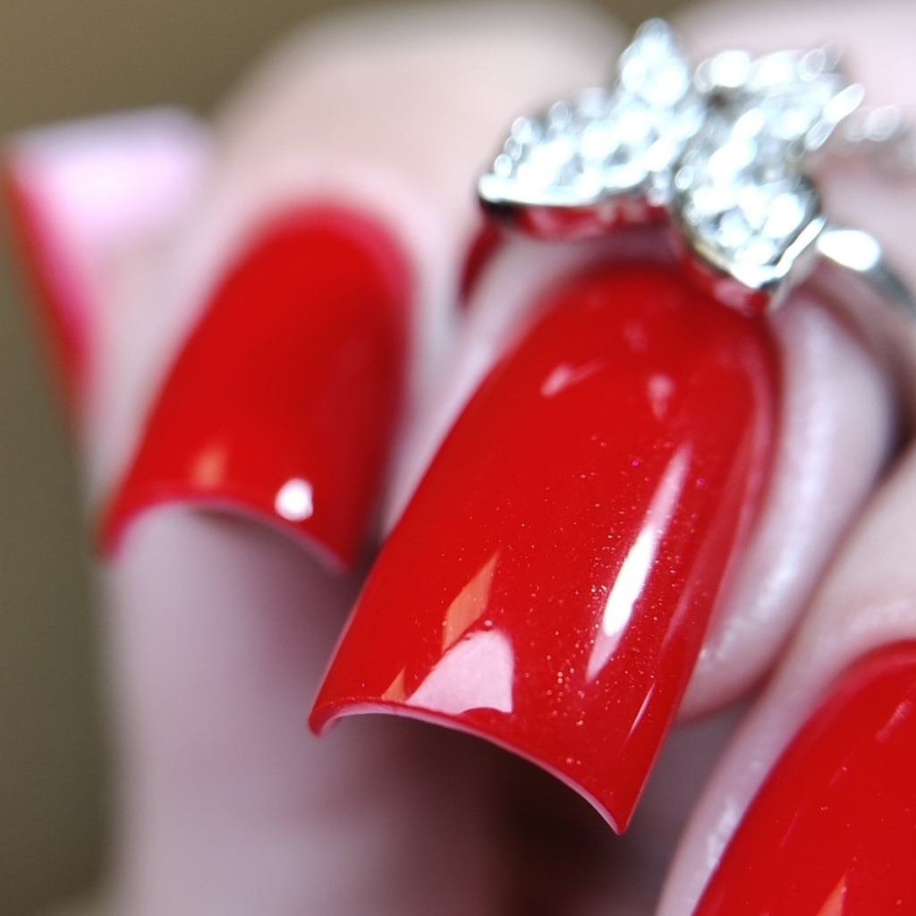 Укрепление ногтей средней длины с покрытием.