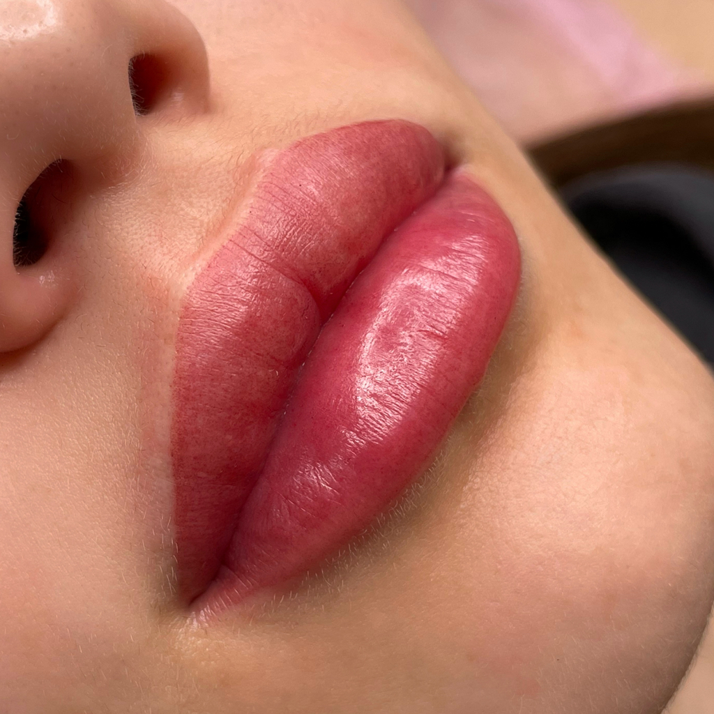 Напыление губ (первичная процедура)