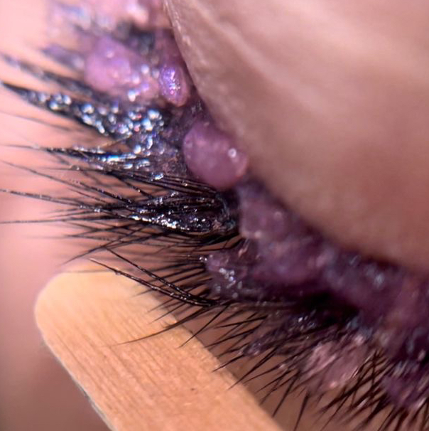 Снятие наращенных ресниц
