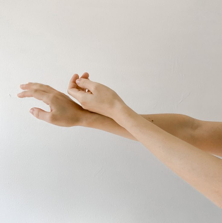 Руки выше локтя