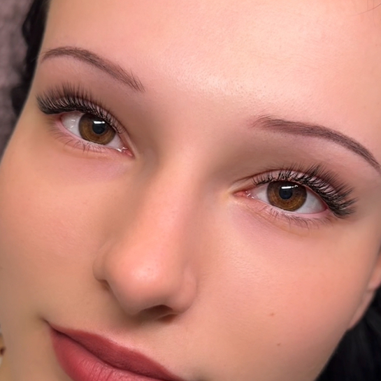 Наращивание ресниц 2D объема