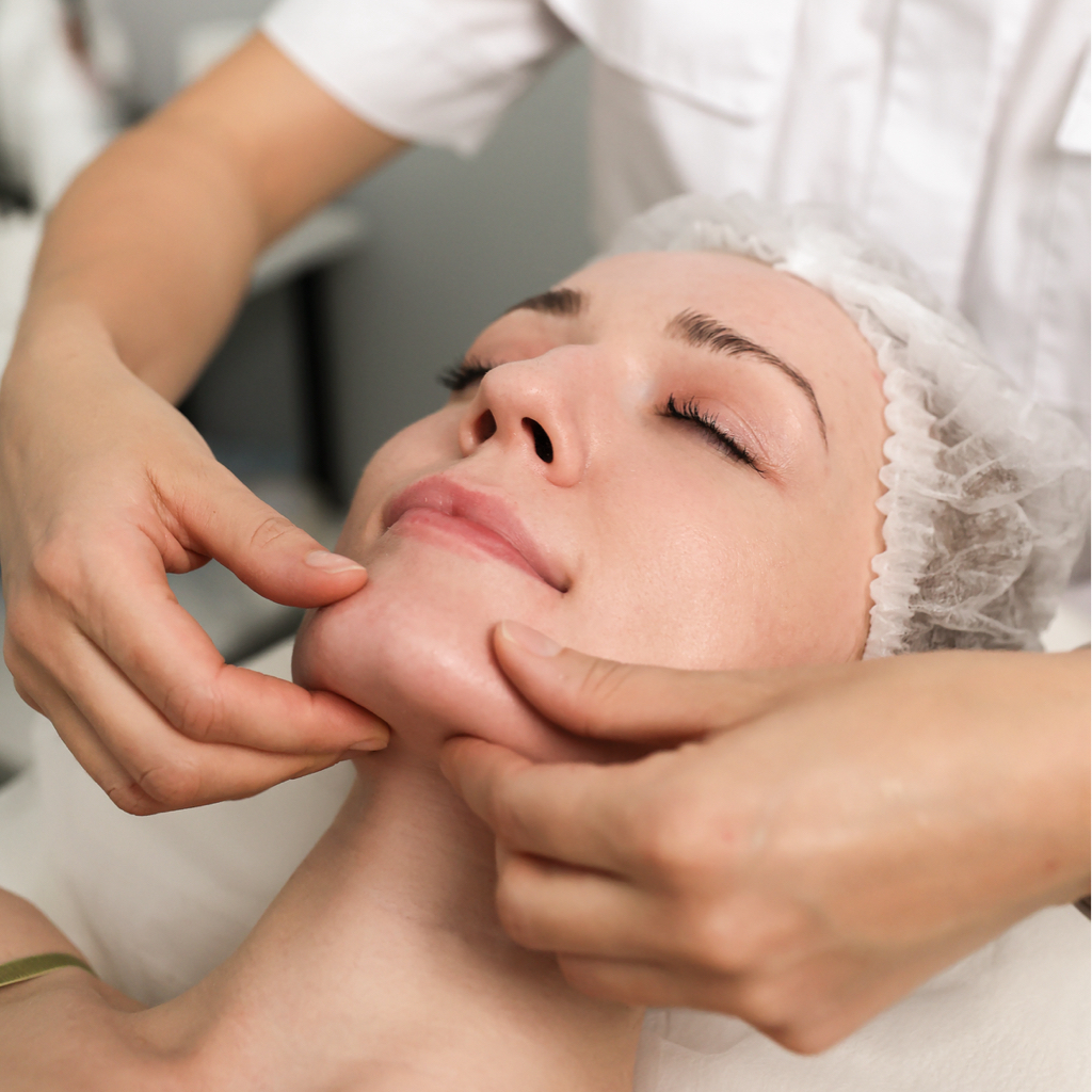 Массаж лица, зона декольте и шейно-воротниковая зона