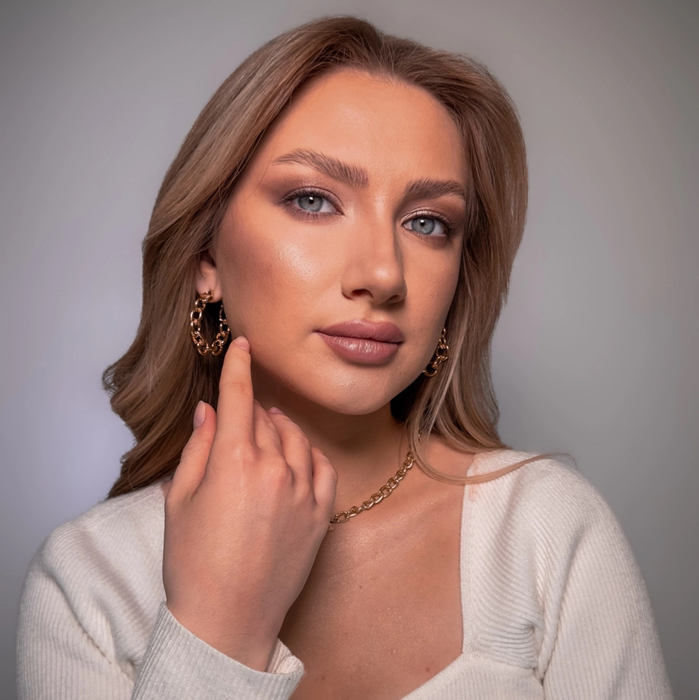 Экспресс образ (включает в себя легкий макияж в нюдовых оттенках и легкие летящие локоны)