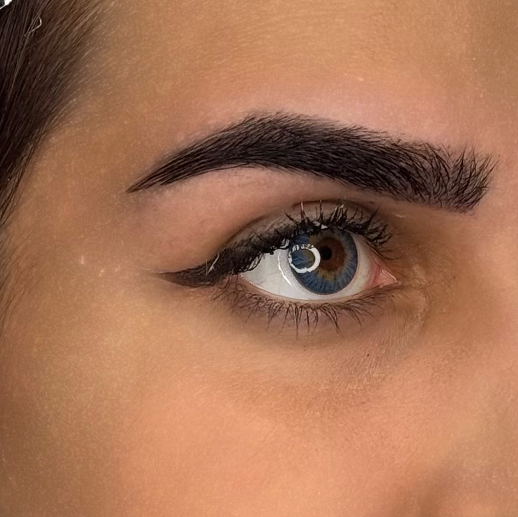 Коррекция бровей (воск/пинцет)