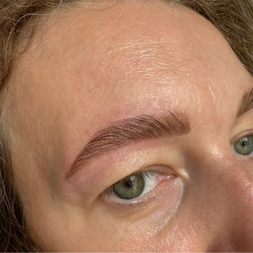 Коррекция и окрашивание бровей

Corrección y tinte de cejas.