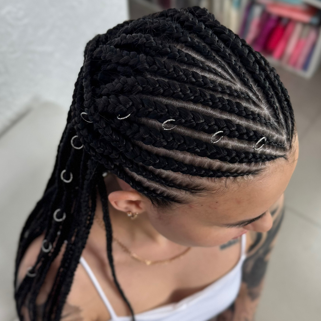 Сфинкс мелкий (у лица заплетены брейды, на затылке точечное плетение). Время плетения 4-5 часов. Стоимость 12.000₽