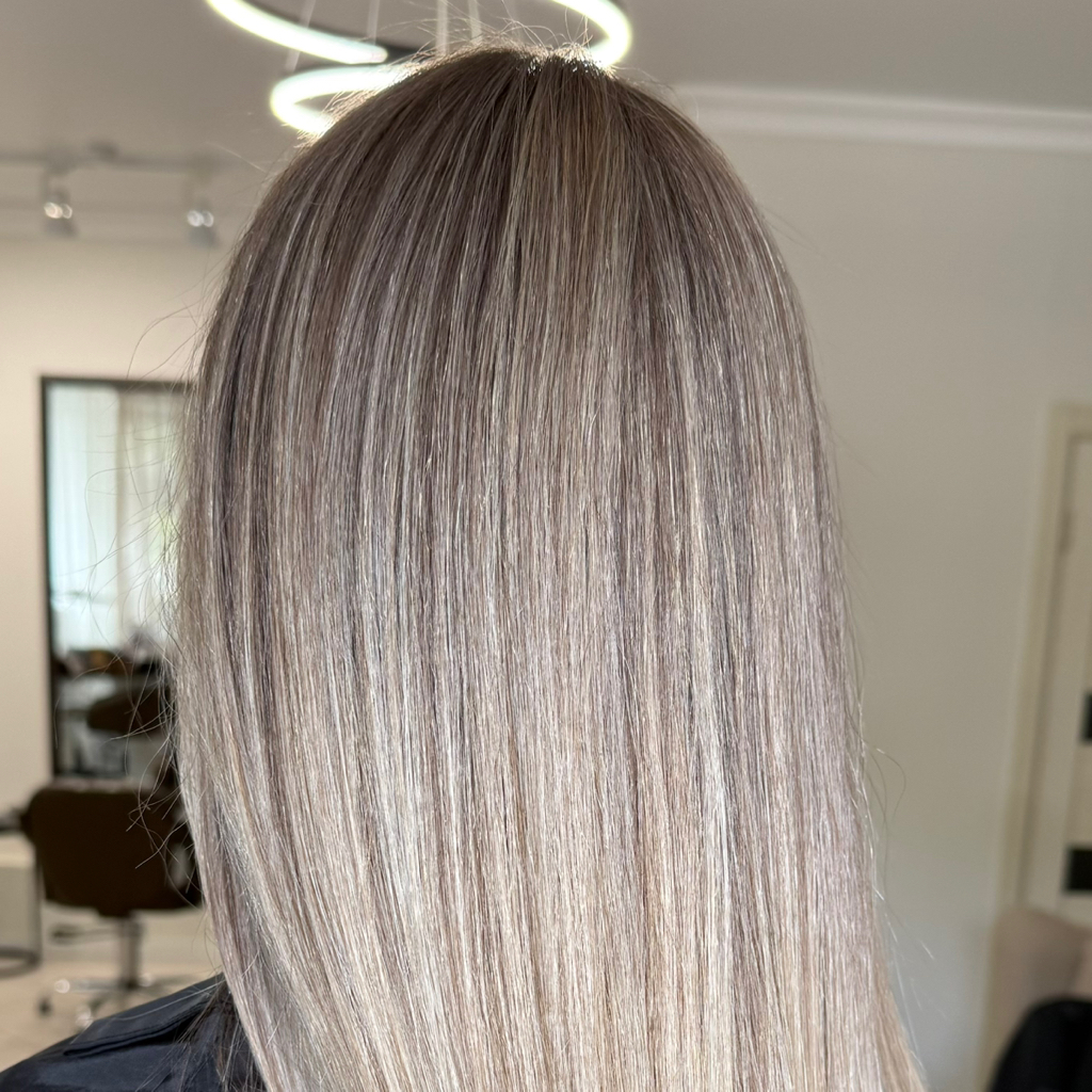 Мелирование волос ( средняя длина ) 
КрасительWELLA