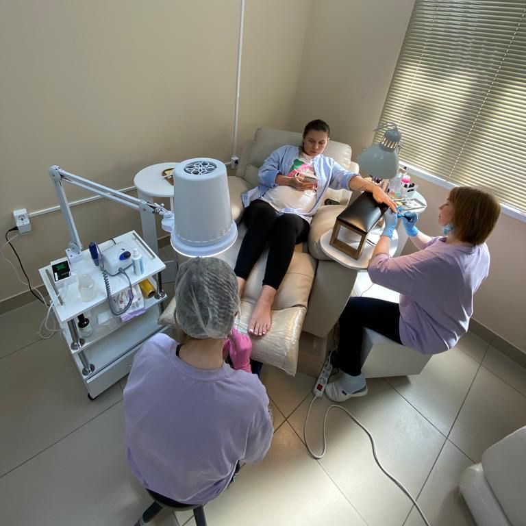 4 РУКИ ПРЕДЗАПИСЬ          Комплекс 1: маникюр с покрытием гель-лаком + педикюр с покрытием гель-лаком