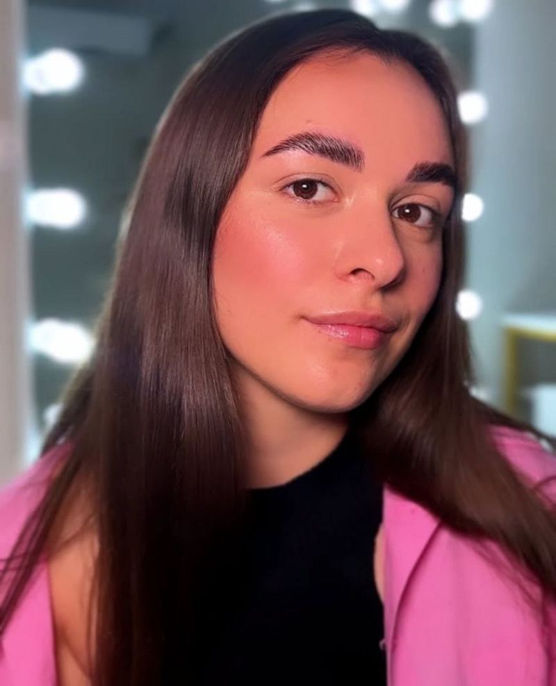 Әйелін порно видеоға түсіріп жатыр Трусикидегі жетілген әйел