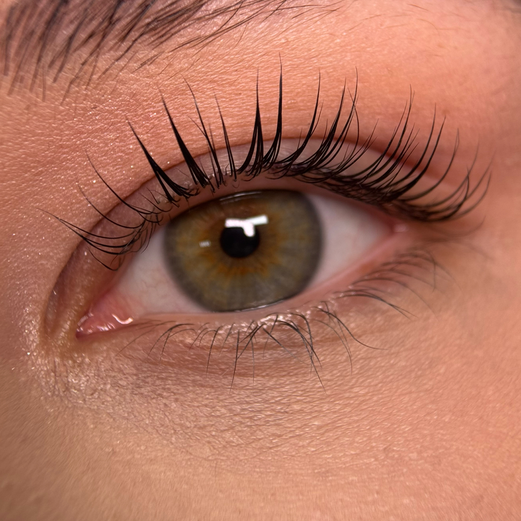 Ламинирование верхних и нижних ресниц  [ полный комплекс : с окрашиванием и уходом]