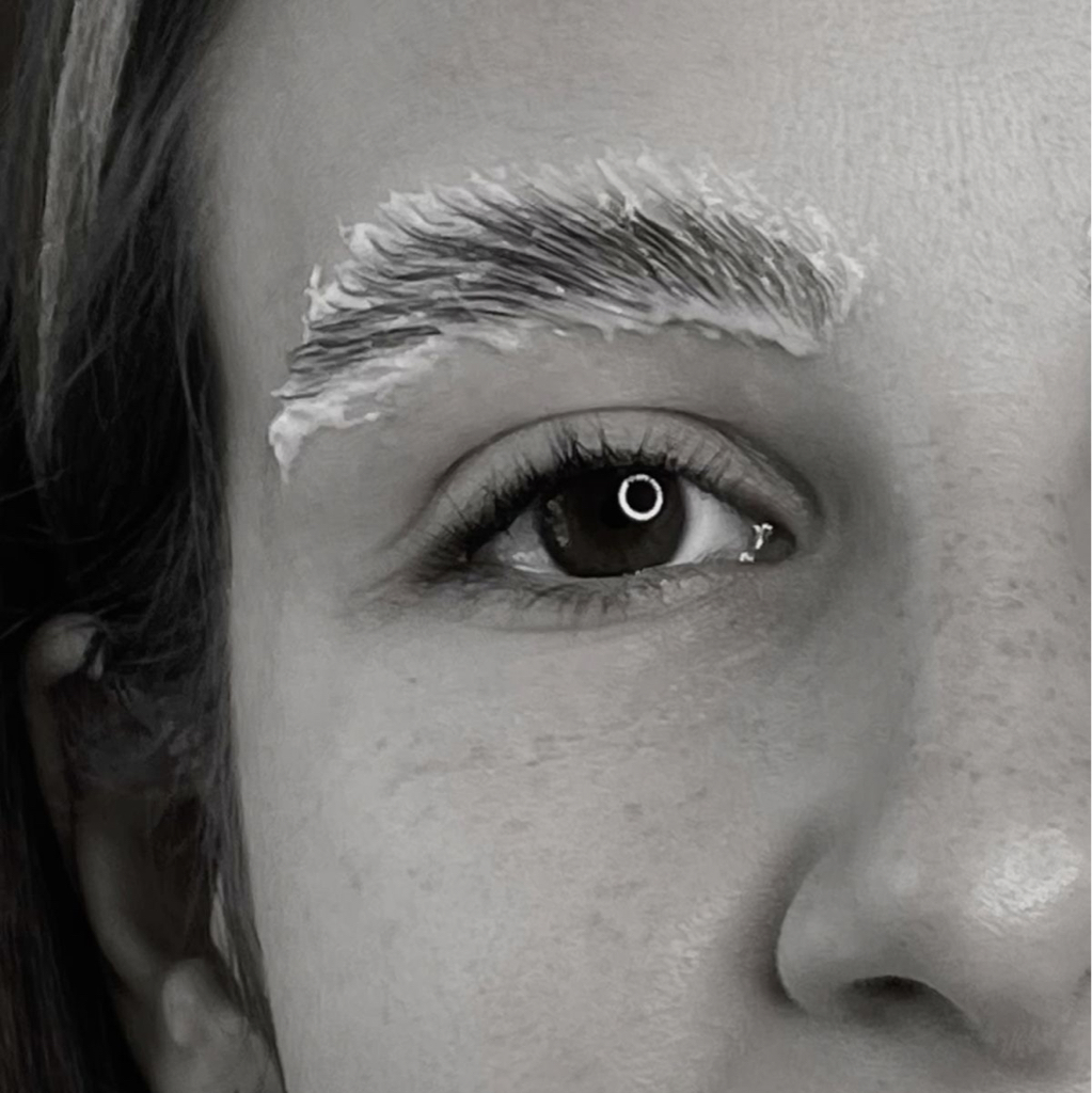 Осветление бровей