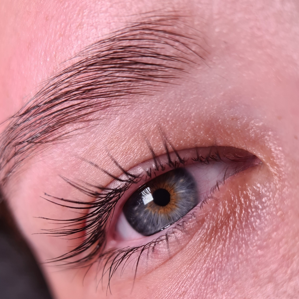 Ламинирование ресниц + коррекция бровей