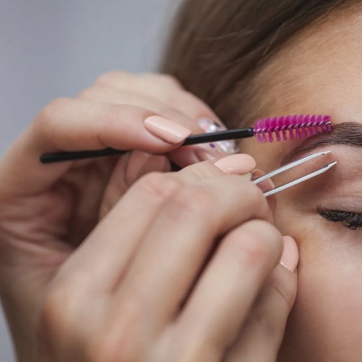Коррекция бровей пинцетом