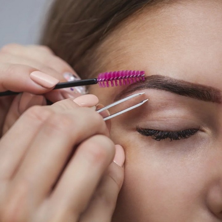 Коррекция пинцетом и окрашивание бровей