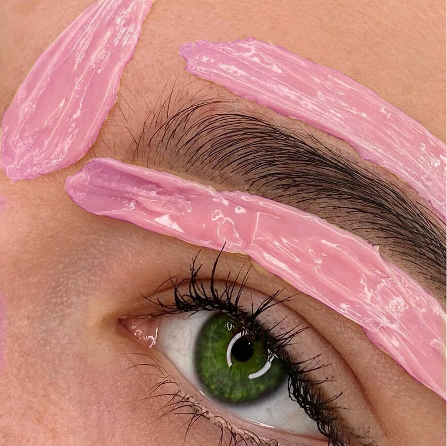 Коррекция воском и окрашивание бровей