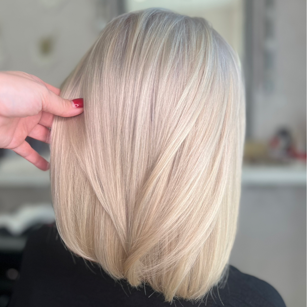 Обесцвечивание Total Blonde средние волосы