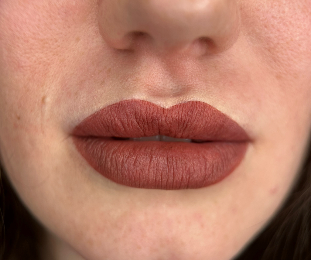 Перманентный макияж коррекция губы ( не ранее чем через 1 мес. И не поздне чем через 2 мес. после основной процедуры )