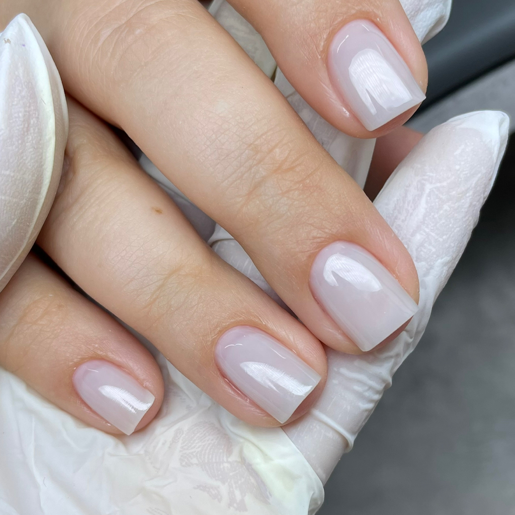 Покрытие на короткие и средние ногти