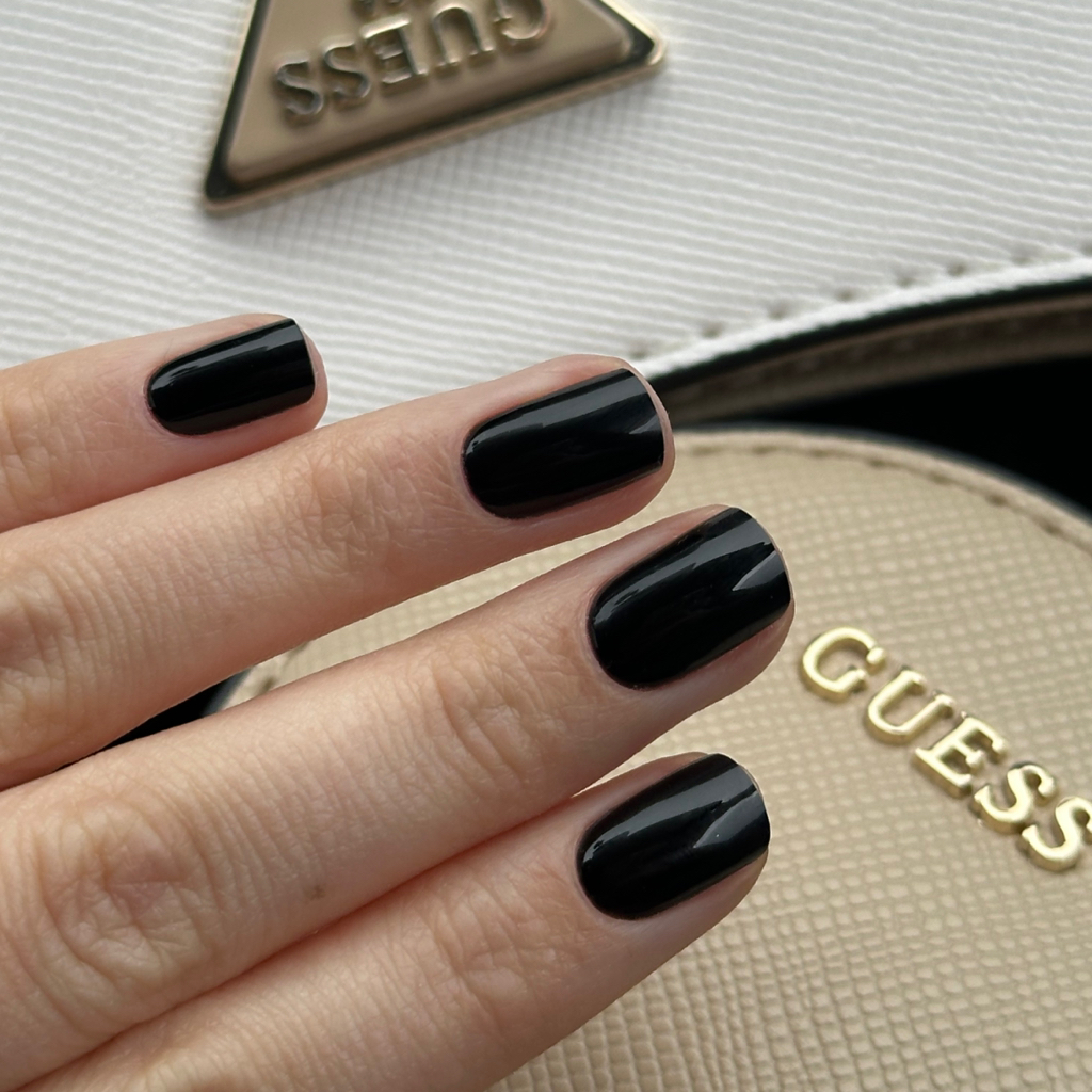 Маникюр с тонким покрытием гель-лаком