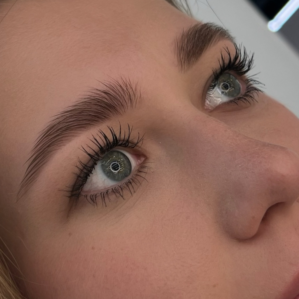 Комплекс  «Натуральные брови» (с окрашиванием и коррекцией)