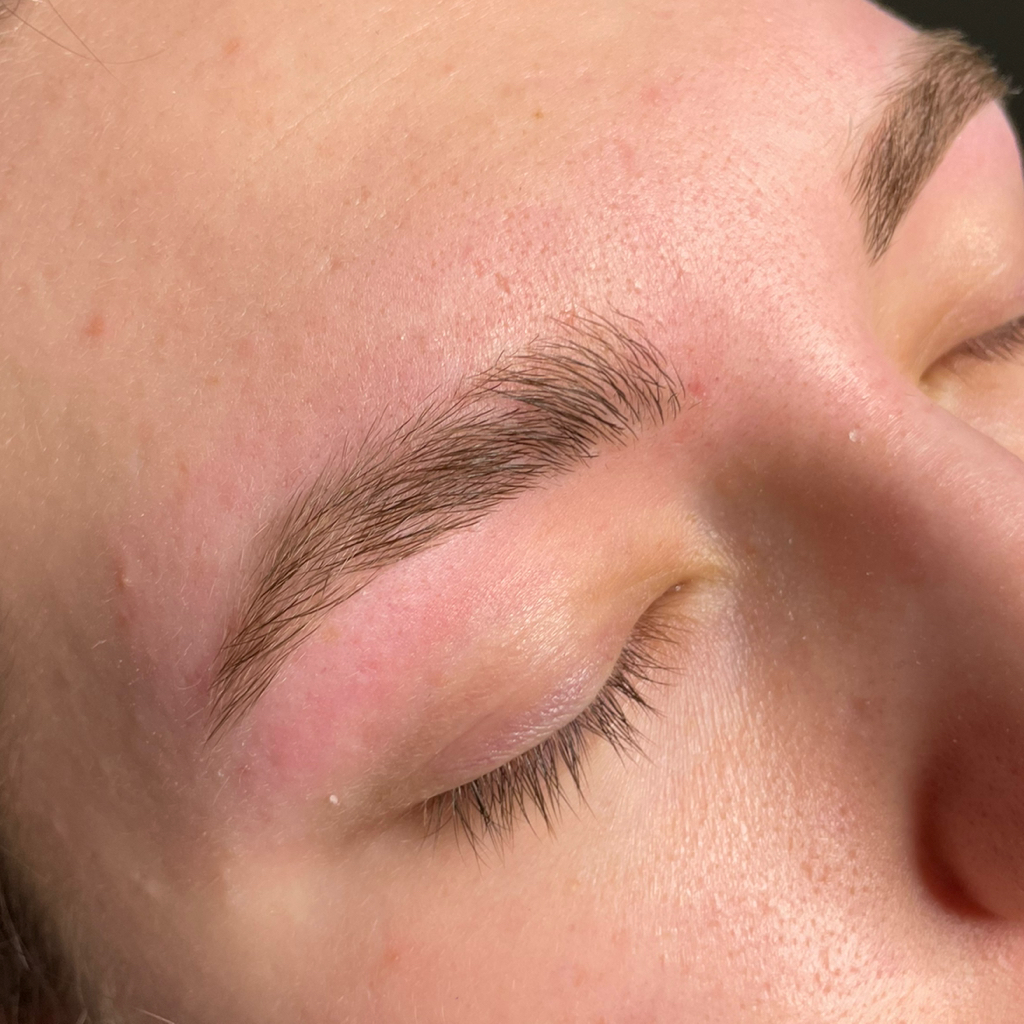 Коррекция бровей