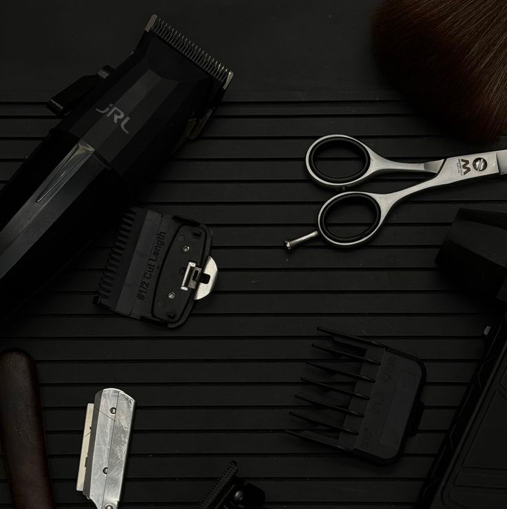 Мужская стрижка машинкой ( насадки 12,9,6,3мл)        ( стоимость будет отличаться от категории Мастера и вариантов стрижки  )